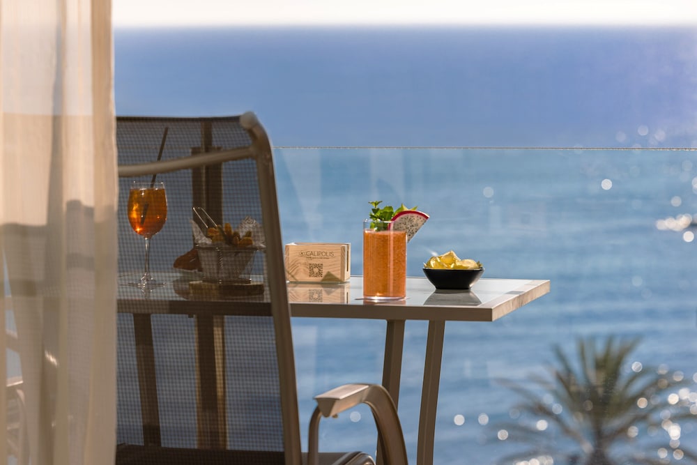 Hotel Calipolis — Restaurant & bars in Sitges, Catalonia
