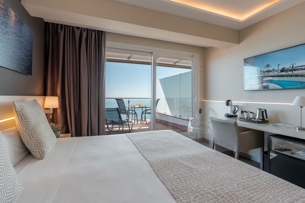Hotel Calipolis — Hotel rooms in Sitges, Catalonia