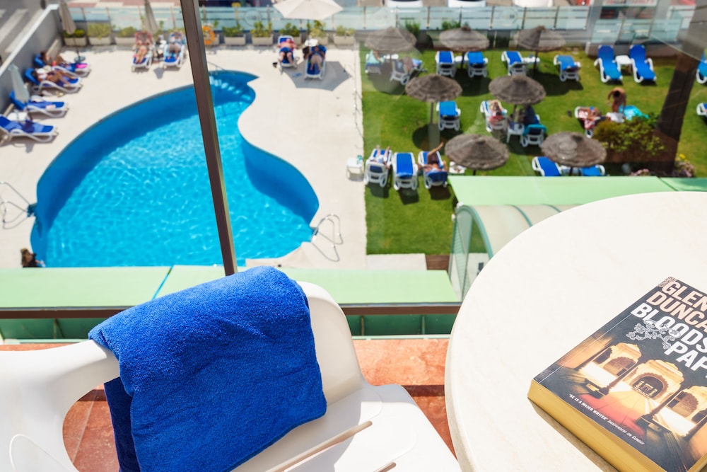 Hotel Isabel — Swimming pool in Torremolinos, Andalusia