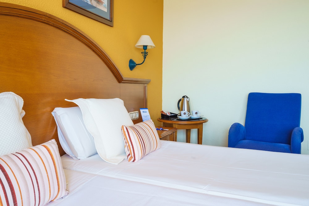 Hotel Isabel — Hotel rooms in Torremolinos, Andalusia