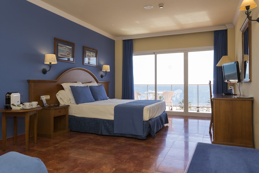 Hotel Isabel — Hotel rooms in Torremolinos, Andalusia