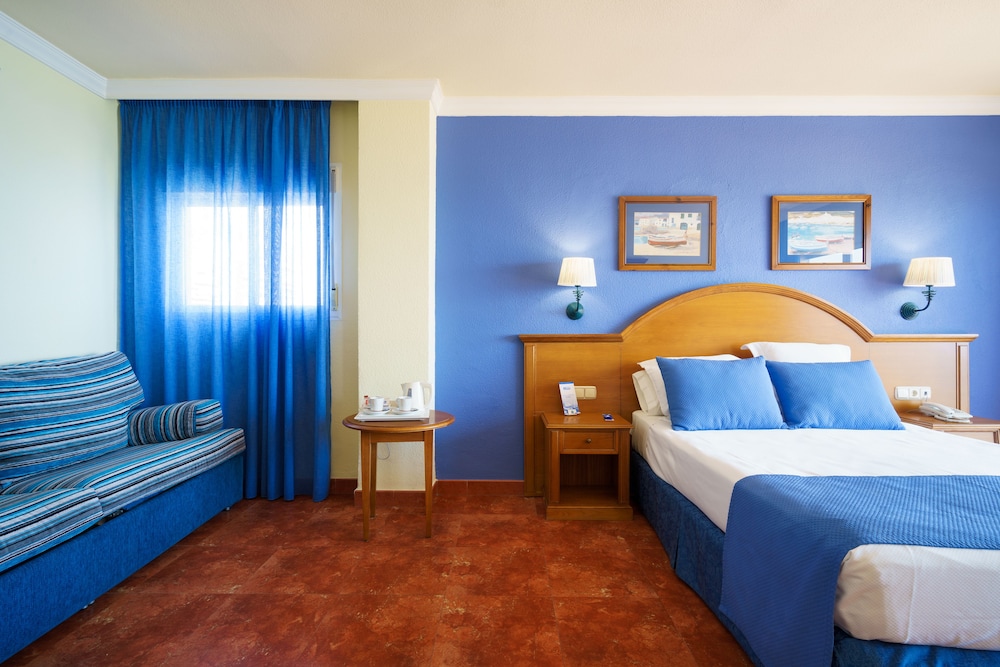 Hotel Isabel — Hotel rooms in Torremolinos, Andalusia
