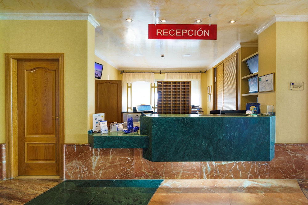 Hotel Isabel — Hotel building in Torremolinos, Andalusia
