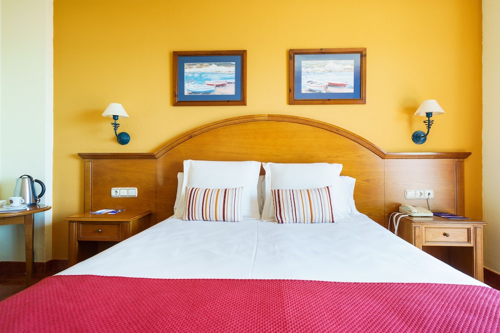 Hotel Isabel — Hotel rooms in Torremolinos, Andalusia
