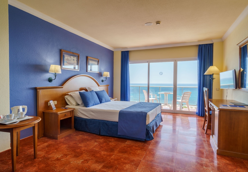 Hotel Isabel — Hotel rooms in Torremolinos, Andalusia