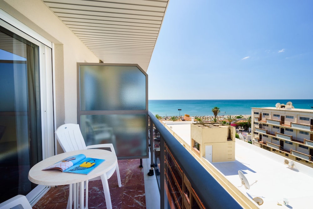 Hotel Isabel — Hotel rooms in Torremolinos, Andalusia