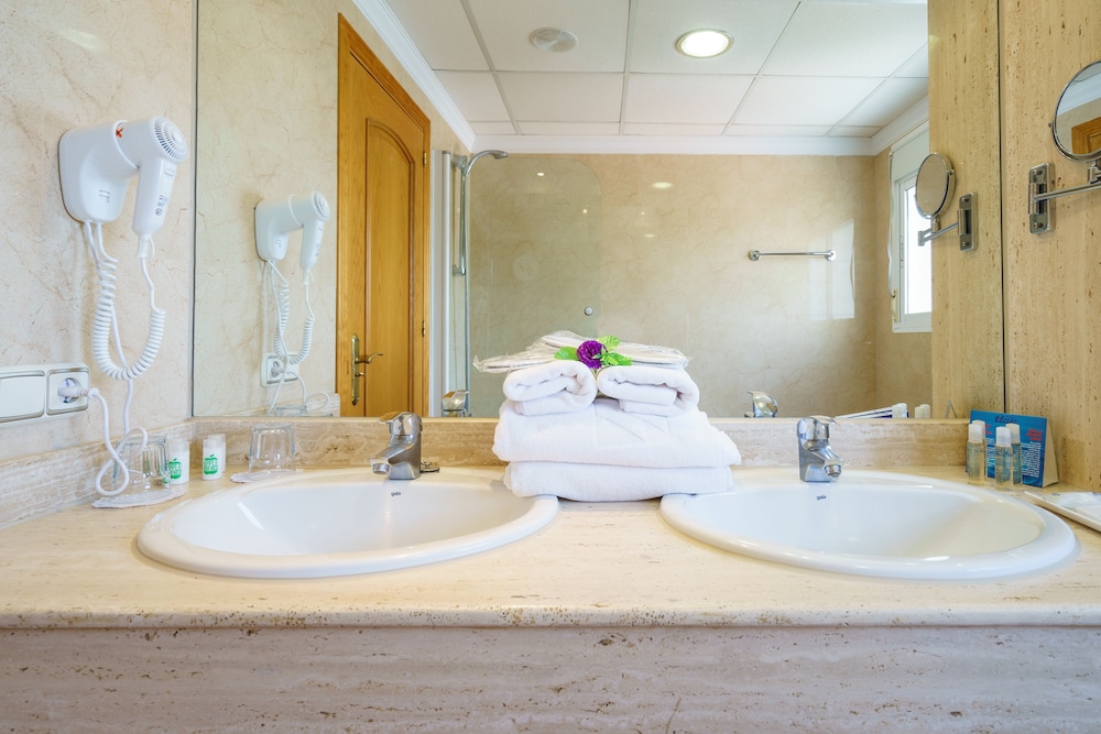 Hotel Isabel — Hotel rooms in Torremolinos, Andalusia