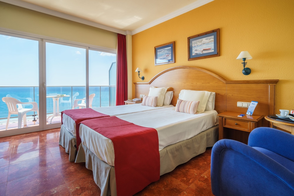 Hotel Isabel — Hotel rooms in Torremolinos, Andalusia