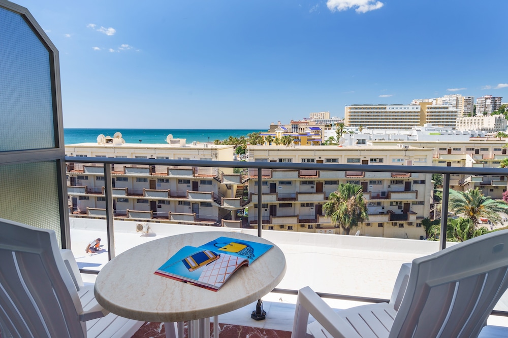 Hotel Isabel — Hotel rooms in Torremolinos, Andalusia