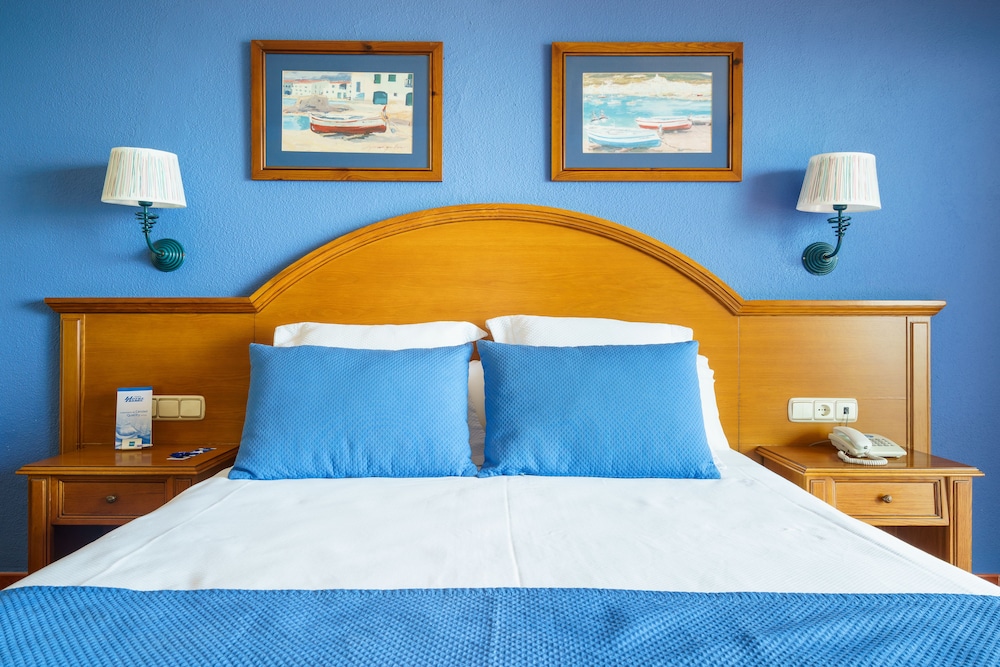 Hotel Isabel — Hotel rooms in Torremolinos, Andalusia