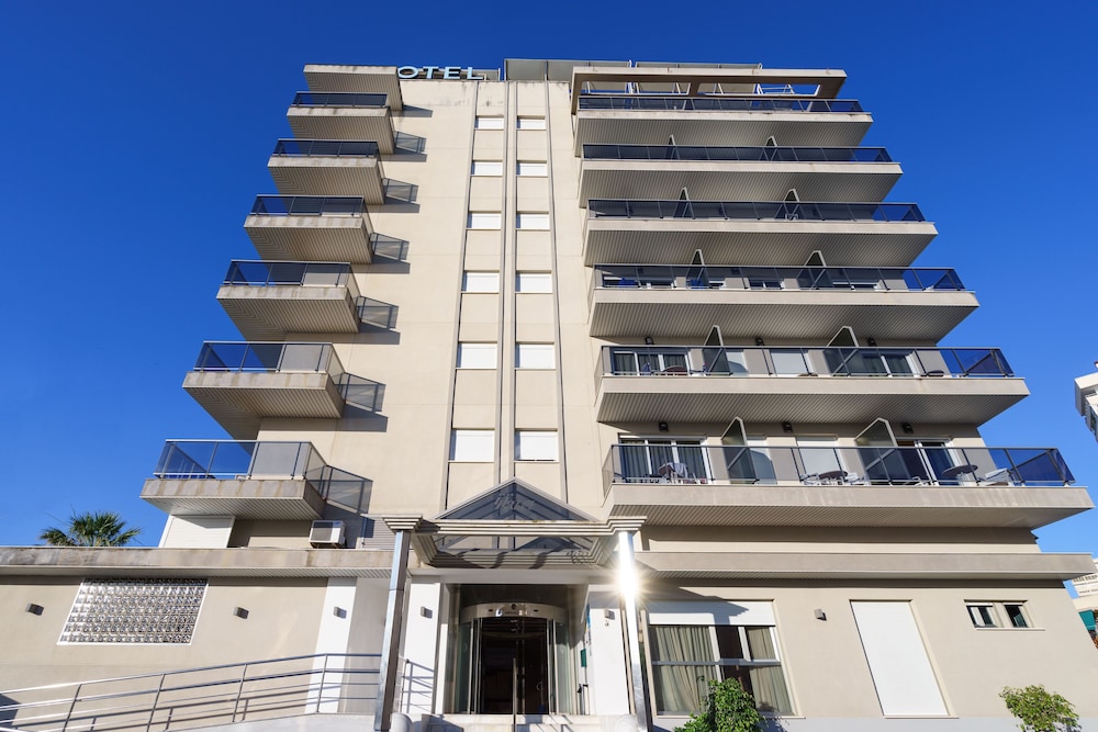 Hotel Isabel — Hotel building in Torremolinos, Andalusia