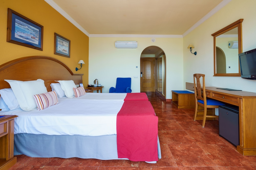 Hotel Isabel — Hotel rooms in Torremolinos, Andalusia
