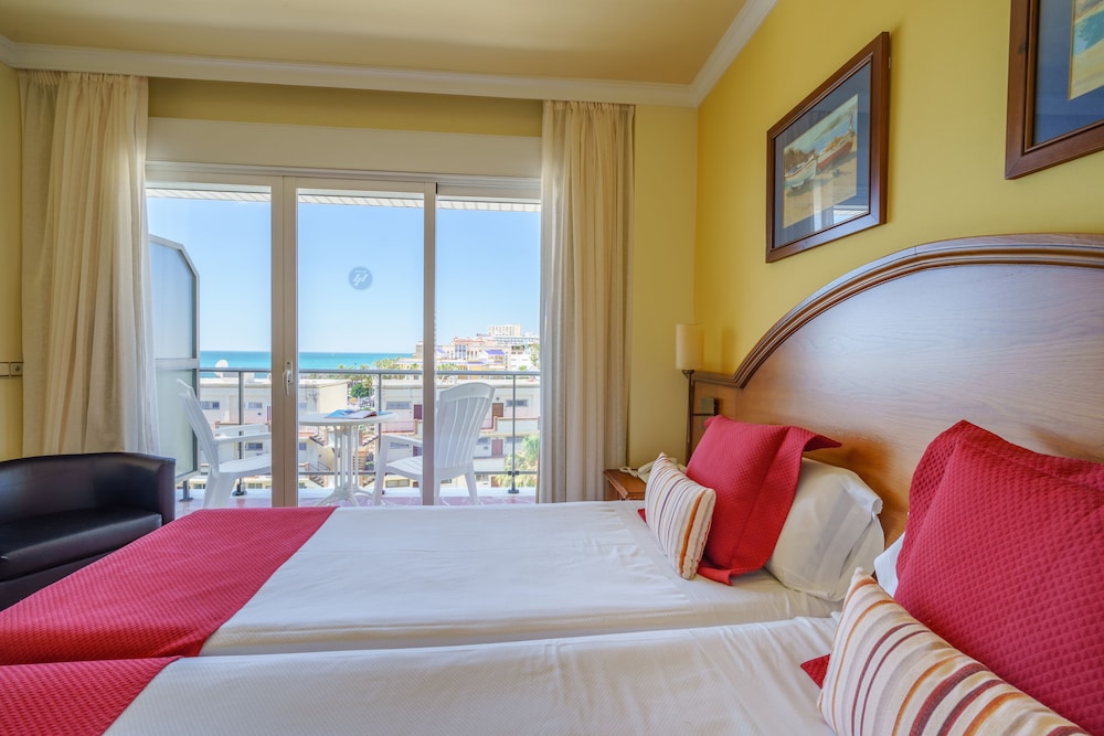 Hotel Isabel — Hotel rooms in Torremolinos, Andalusia