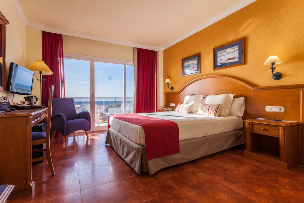 Hotel Isabel — Hotel rooms in Torremolinos, Andalusia