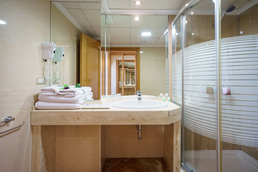 Hotel Isabel — Hotel rooms in Torremolinos, Andalusia
