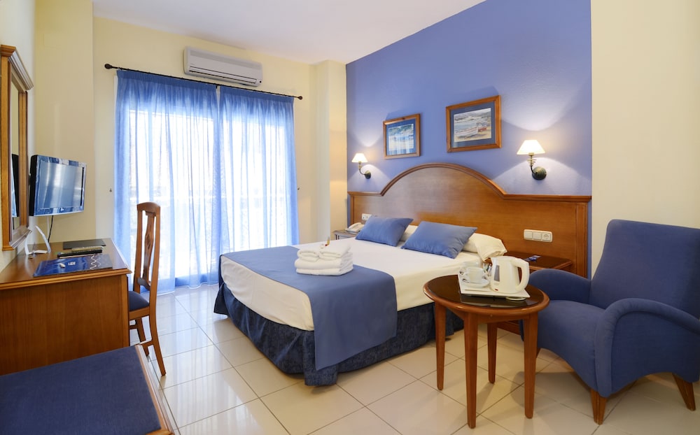 Hotel Isabel — Hotel rooms in Torremolinos, Andalusia