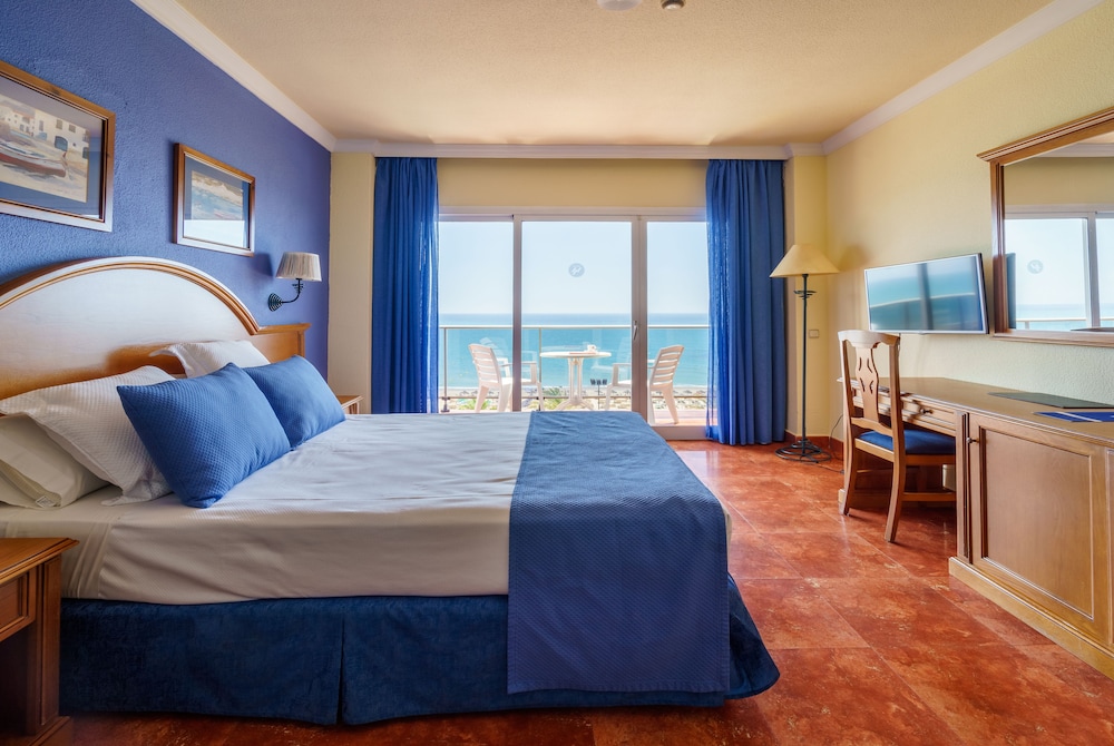 Hotel Isabel — Hotel rooms in Torremolinos, Andalusia