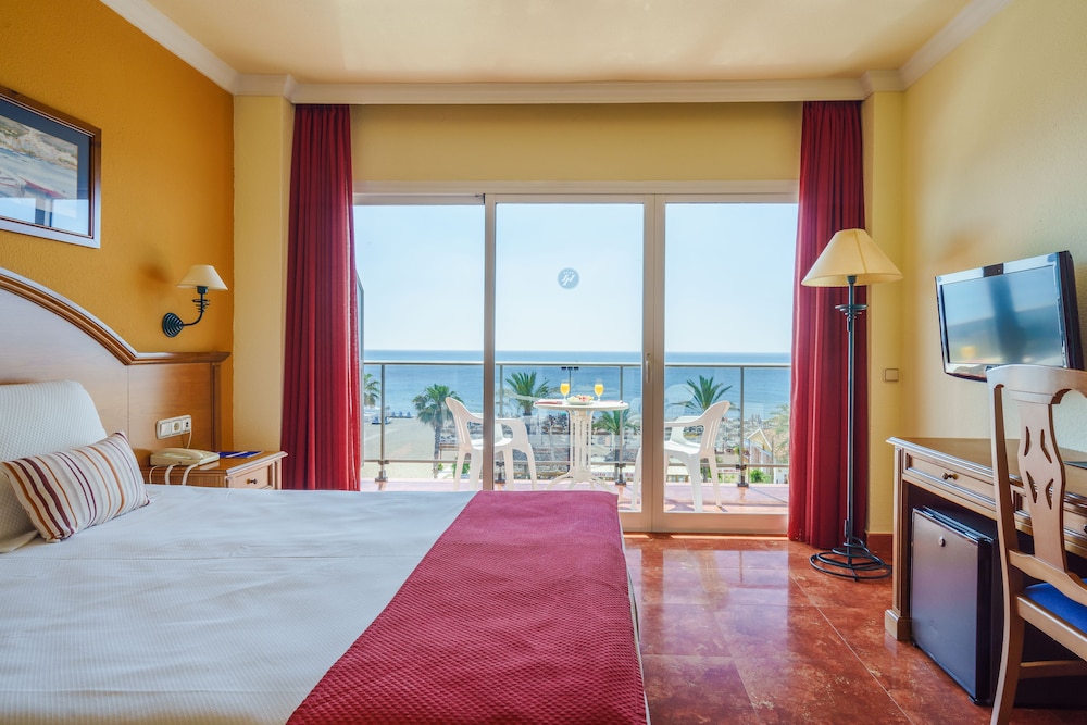 Hotel Isabel — Hotel rooms in Torremolinos, Andalusia