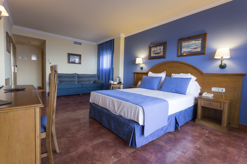 Hotel Isabel — Hotel rooms in Torremolinos, Andalusia