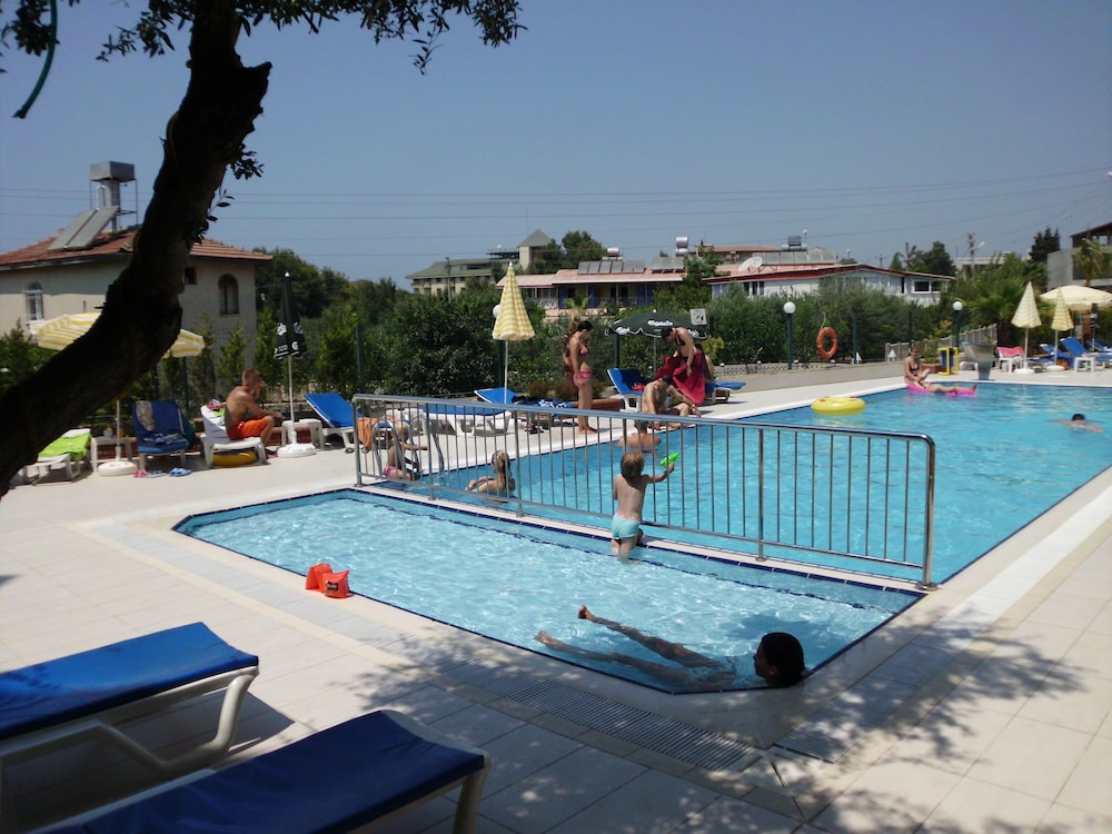 Side Kervan Hotel — Swimming pool in Side