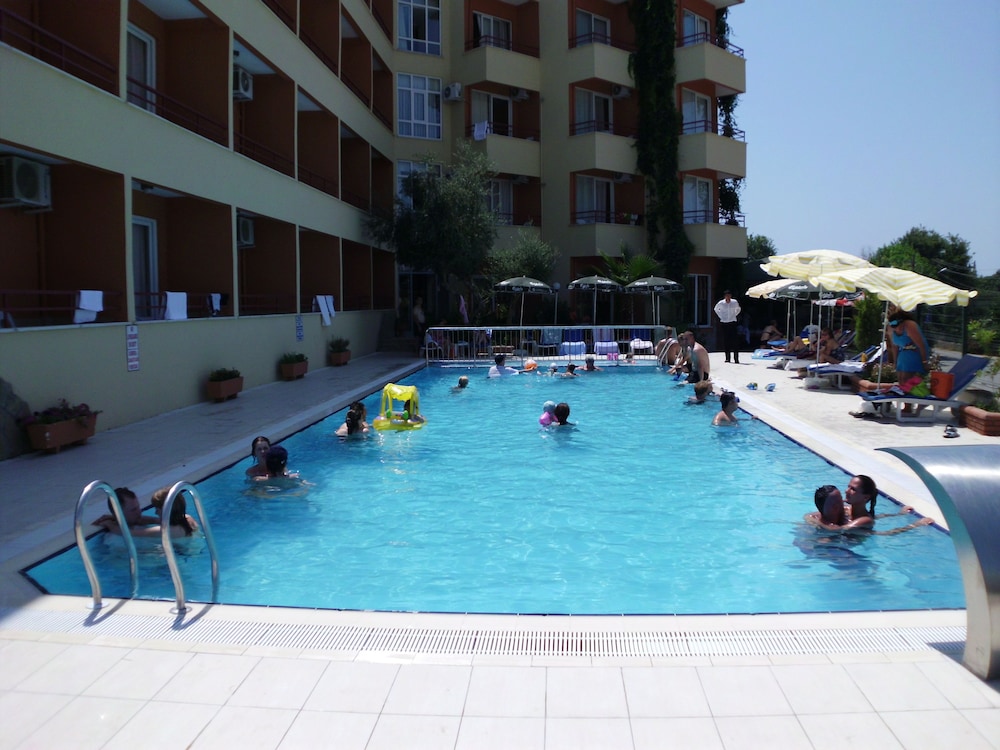 Side Kervan Hotel — Swimming pool in Side