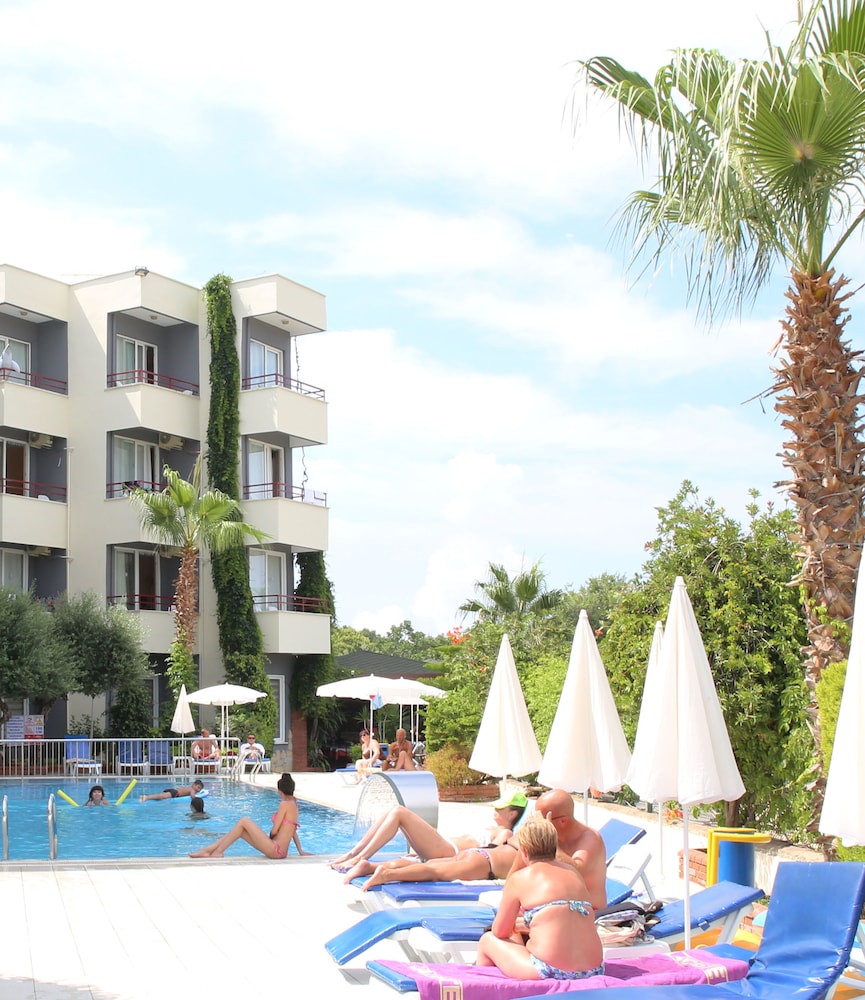 Side Kervan Hotel — Swimming pool in Side
