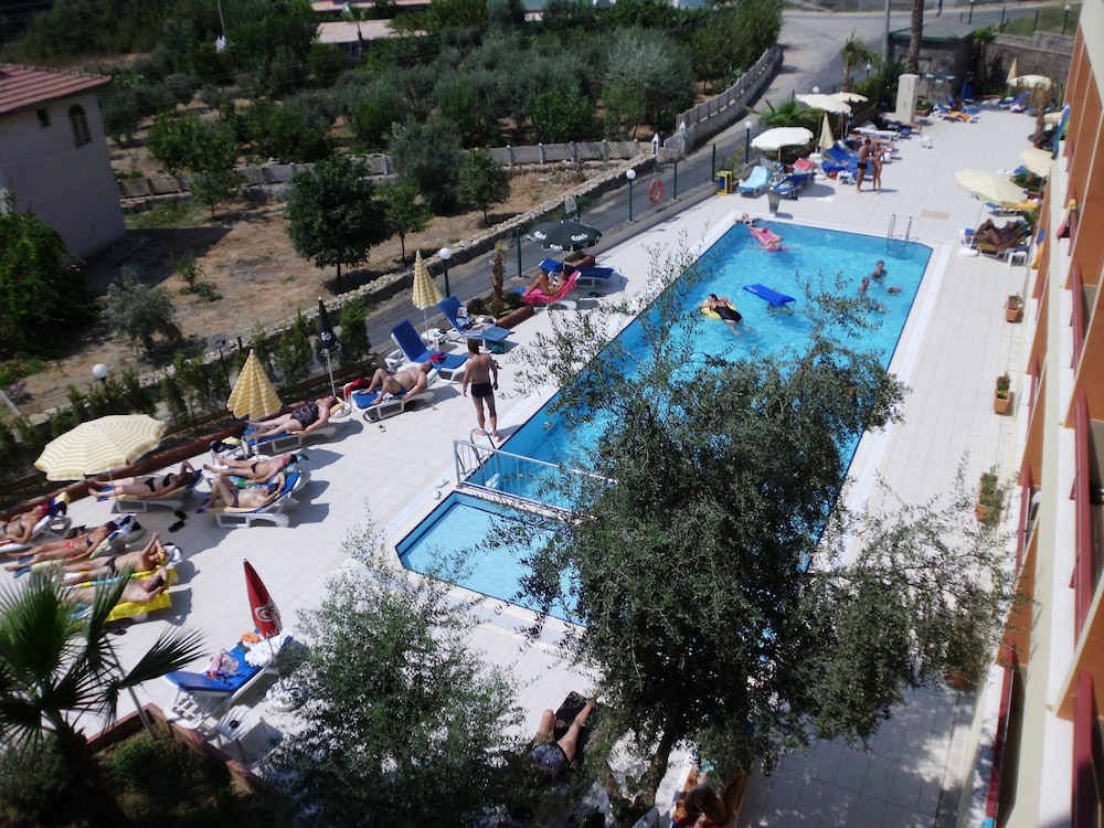 Side Kervan Hotel — Swimming pool in Side