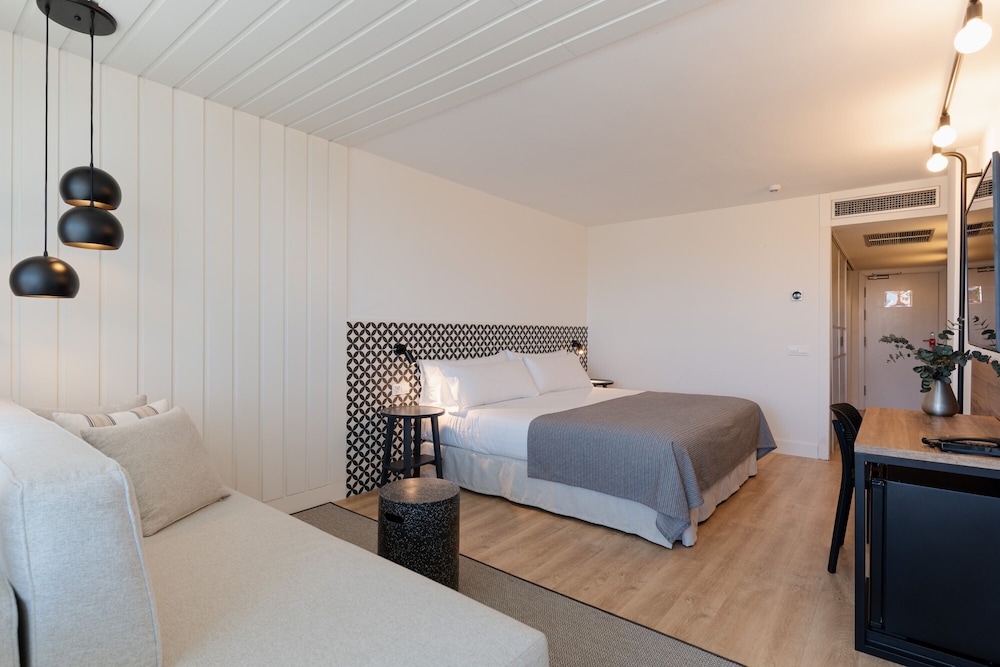 Magnolia Hotel Salou - Adults Only — Hotel rooms in Salou, Catalonia