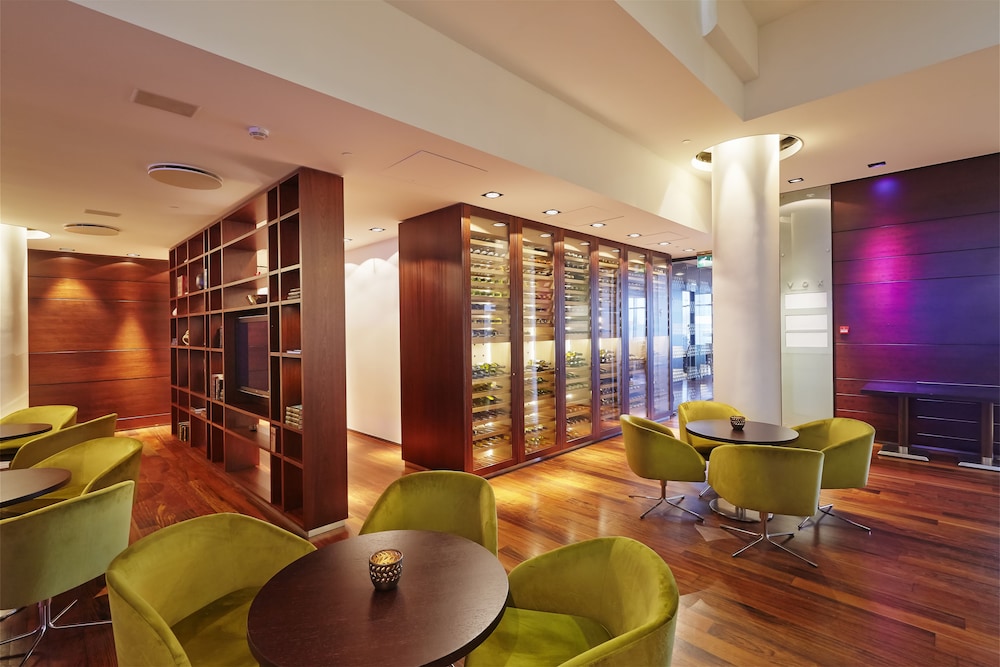 Hilton Reykjavik — Restaurant & bars in Reykjavik, Capital Region