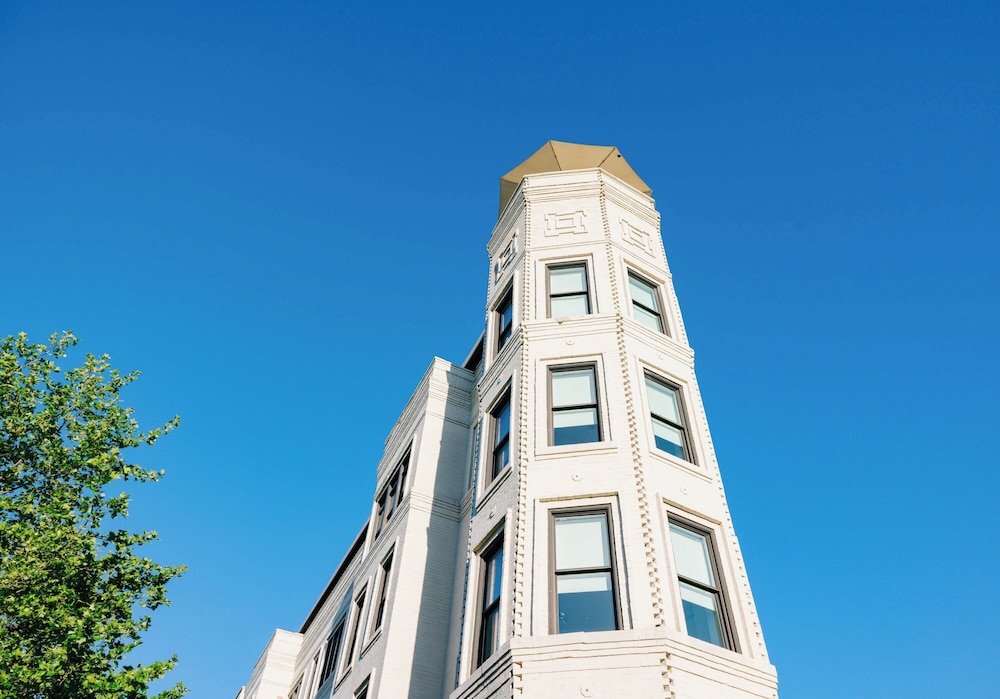 Hotel Hive — Hotel building in Washington, District of Columbia