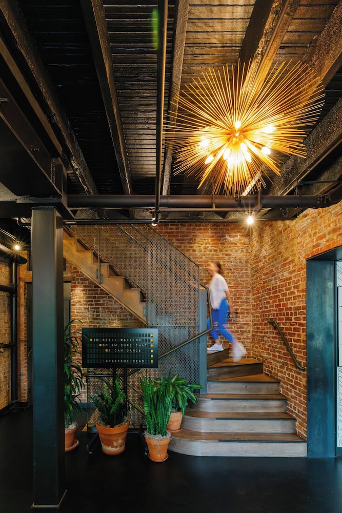 Hotel Hive — Hotel building in Washington, District of Columbia