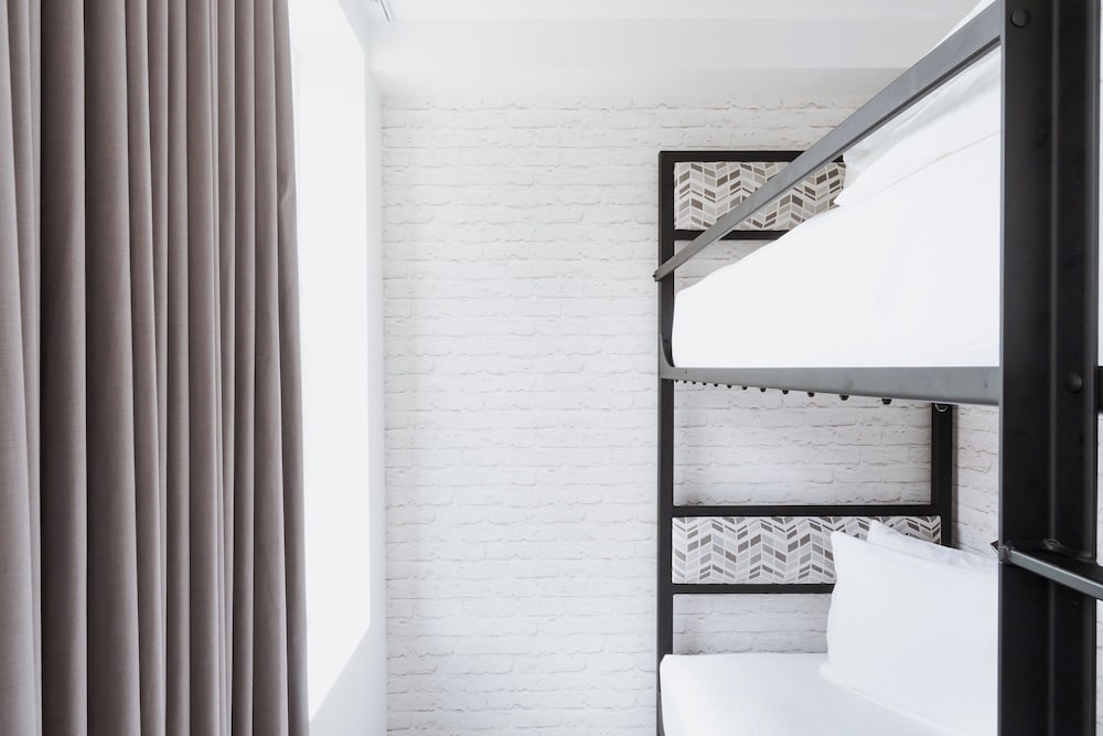 Hotel Hive — Hotel building in Washington, District of Columbia