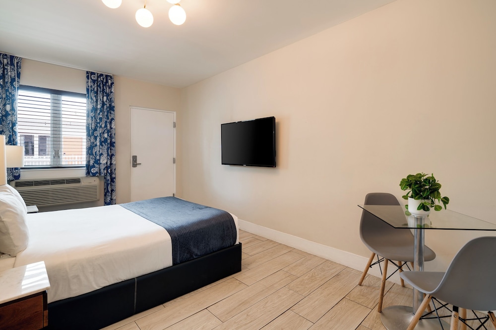 Waterside Hotel and Suites — Hotel rooms in Miami, Florida
