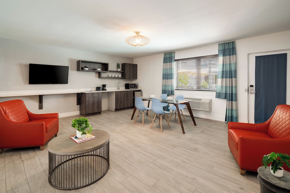 Waterside Hotel and Suites — Hotel rooms in Miami, Florida