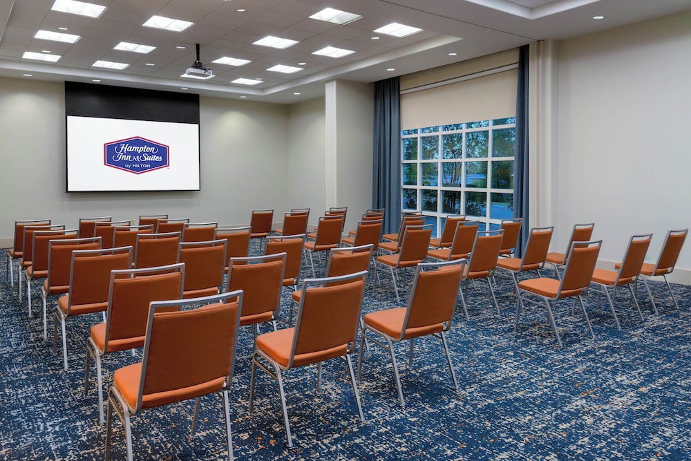 Hampton Inn & Suites Tampa Airport Avion Park Westshore — Hotel building in Tampa, Florida