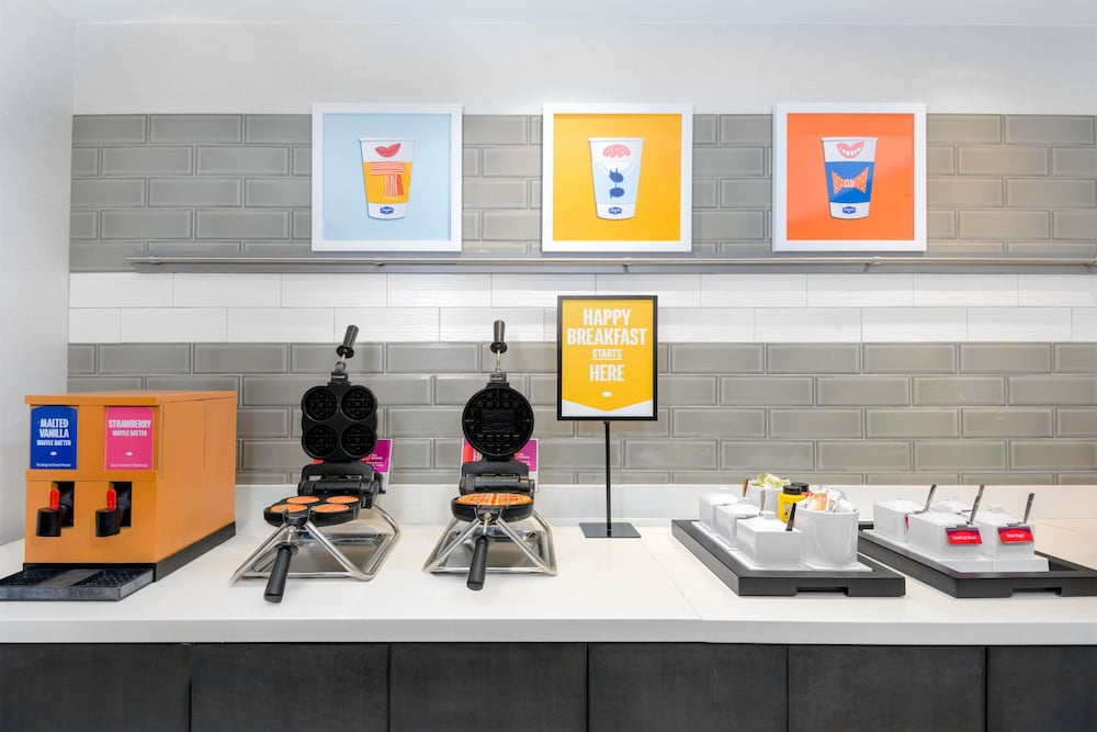 Hampton Inn & Suites Tampa Airport Avion Park Westshore — Restaurant & bars in Tampa, Florida
