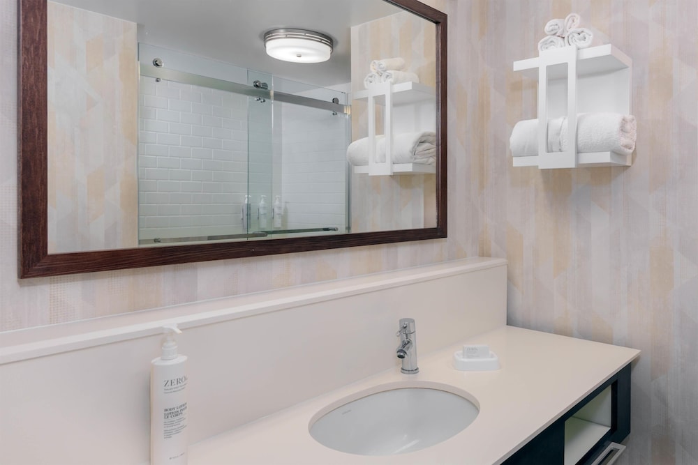 Hampton Inn & Suites Tampa Airport Avion Park Westshore — Hotel rooms in Tampa, Florida