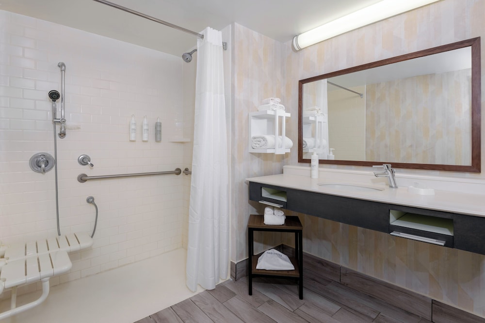 Hampton Inn & Suites Tampa Airport Avion Park Westshore — Hotel rooms in Tampa, Florida