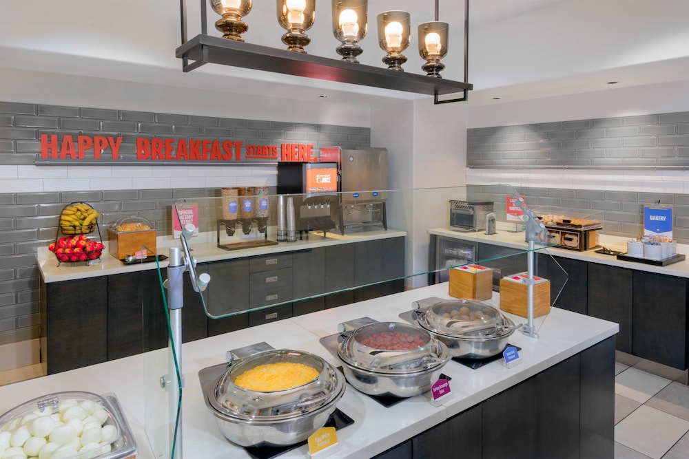 Hampton Inn & Suites Tampa Airport Avion Park Westshore — Restaurant & bars in Tampa, Florida