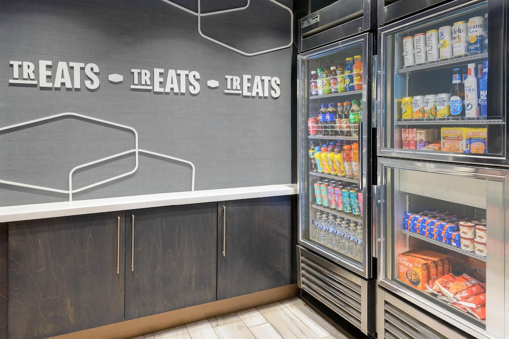 Hampton Inn & Suites Tampa Airport Avion Park Westshore — Restaurant & bars in Tampa, Florida
