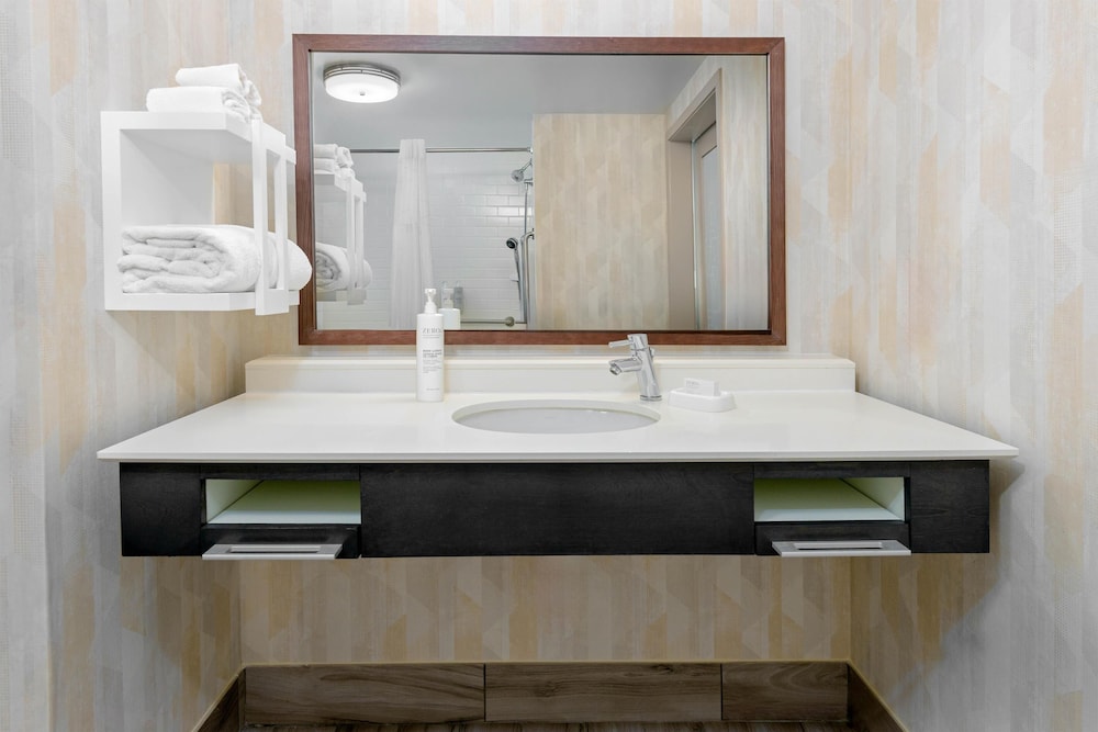 Hampton Inn & Suites Tampa Airport Avion Park Westshore — Hotel rooms in Tampa, Florida