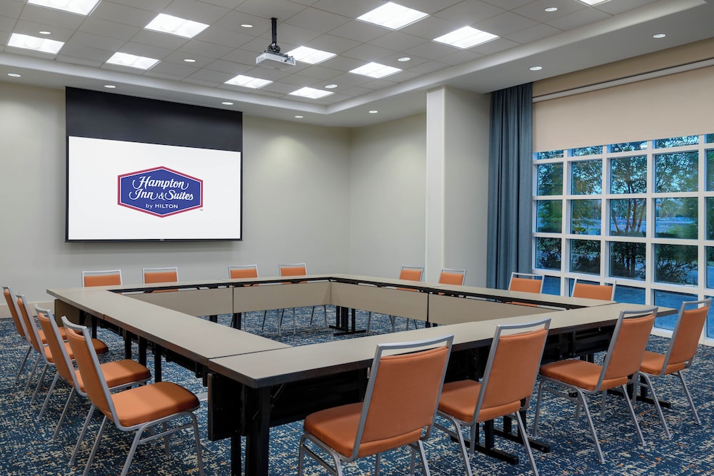 Hampton Inn & Suites Tampa Airport Avion Park Westshore — Hotel building in Tampa, Florida