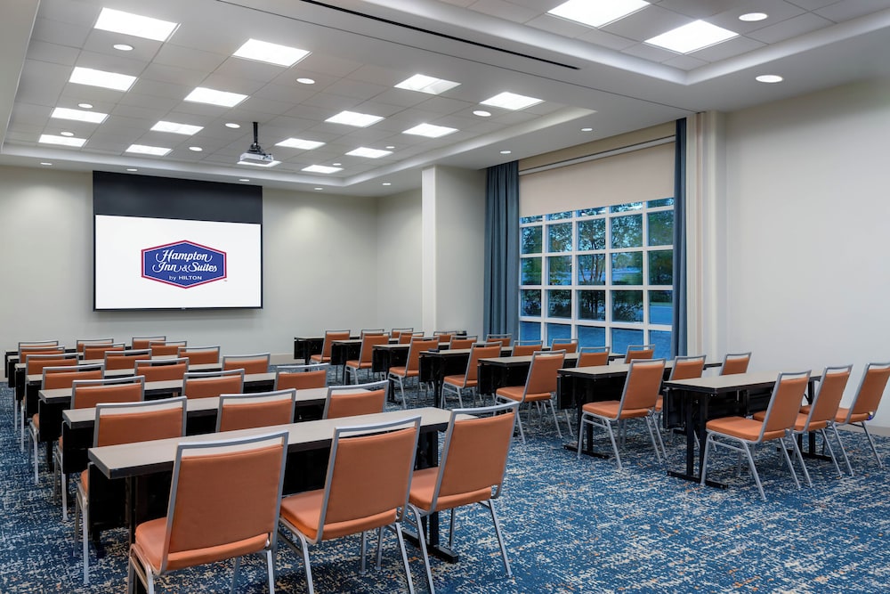 Hampton Inn & Suites Tampa Airport Avion Park Westshore — Hotel building in Tampa, Florida