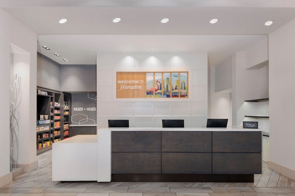 Hampton Inn & Suites Tampa Airport Avion Park Westshore — Hotel building in Tampa, Florida