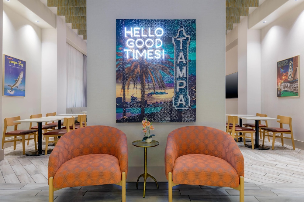 Hampton Inn & Suites Tampa Airport Avion Park Westshore — Hotel building in Tampa, Florida