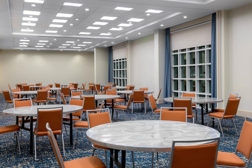 Hampton Inn & Suites Tampa Airport Avion Park Westshore — Restaurant & bars in Tampa, Florida