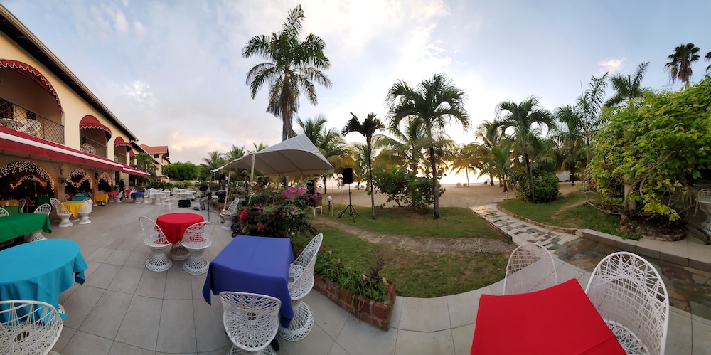 Charela Inn Hotel — Restaurant & bars in Negril
