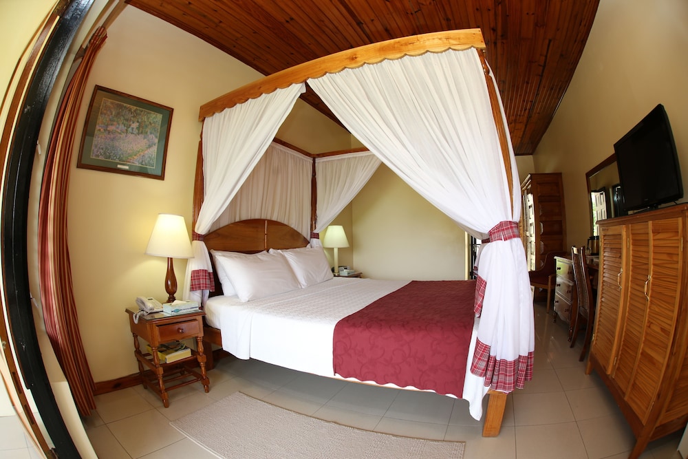 Charela Inn Hotel — Hotel rooms in Negril