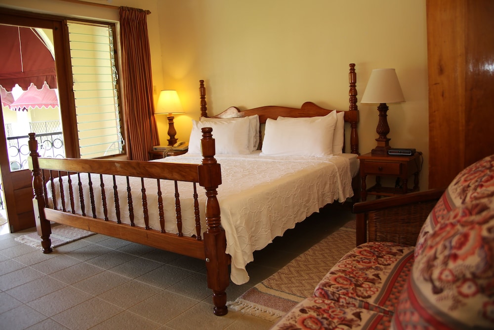 Charela Inn Hotel — Hotel rooms in Negril