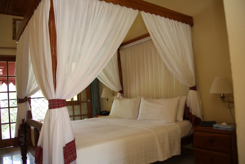 Charela Inn Hotel — Hotel rooms in Negril